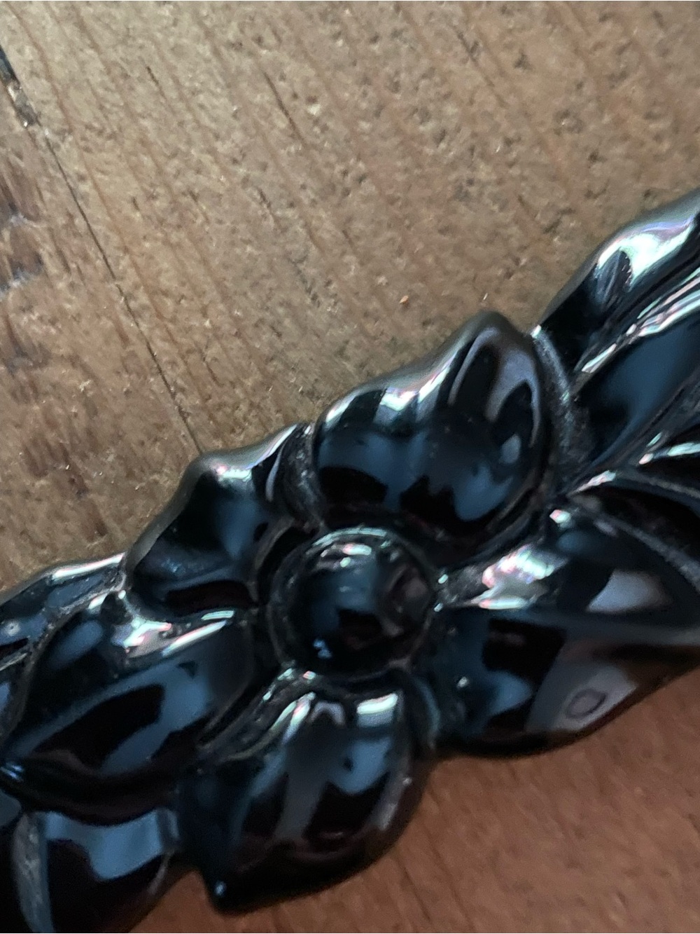 Vintage Black floral glossy brooch - Picture 2 of 5